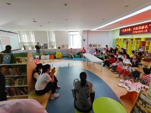 兰州市图书馆青少年分馆举办 “以画为歌向祖国献礼” 小手绘长卷亲子活动